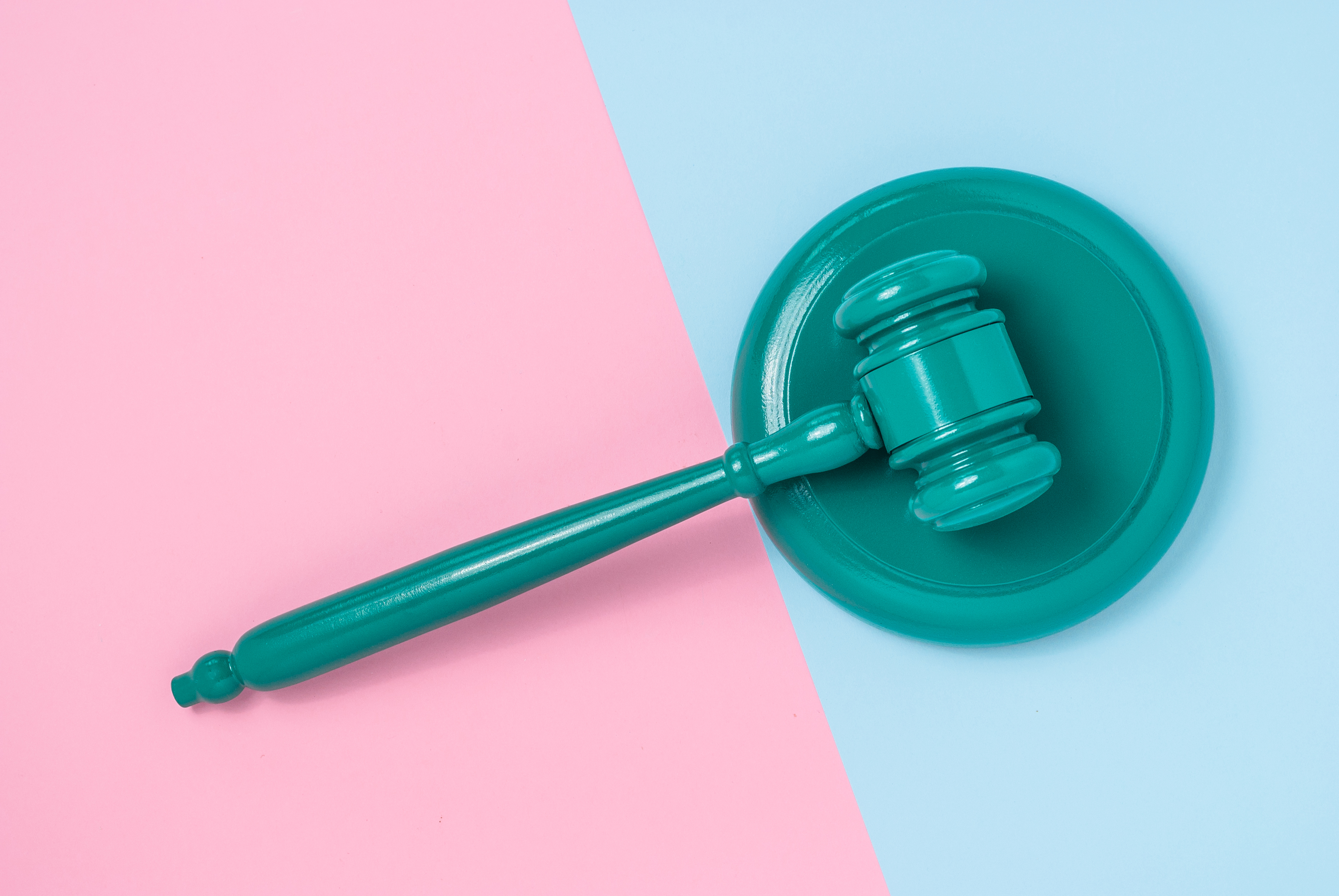 Gavel,Of,The,Judge,On,A,Pink,And,Blue,Background,